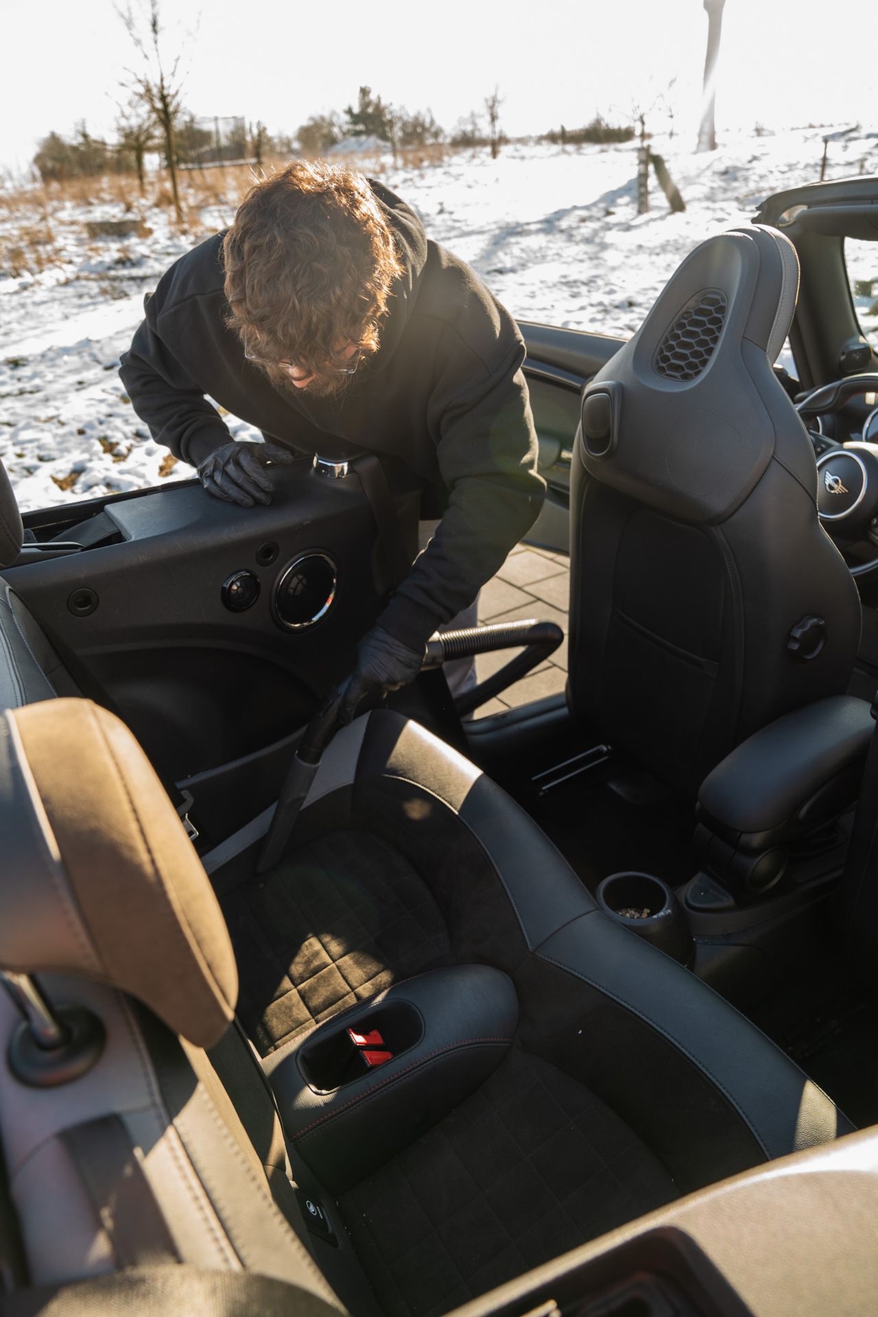 En train d'aspirer l'intérieur de la voiture